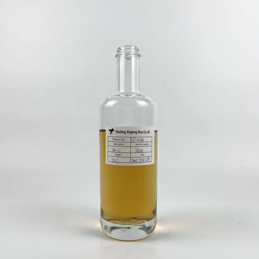 Bottiglia di vetro elegante rotonda piatta con spalla spessa da 700 ml e 750 g, per vodka, whisky, brandy e gin, con tappo a vite